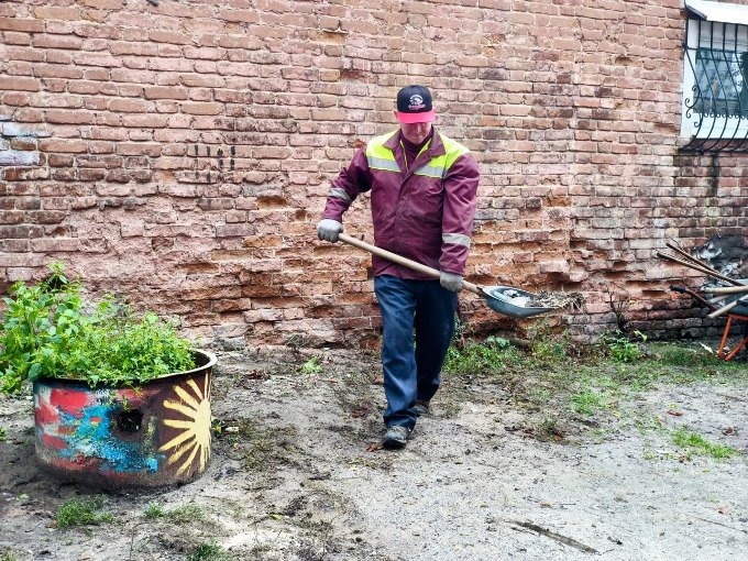 У Холодногірському районі Харкова комунальники прибирають наслідки атак БПЛА